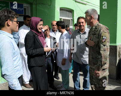 KABUL, Afghanistan (22 maggio 2017) - il generale John Nicholson, risoluta Support Commander, parla di infermieri, medici e direttori ospedalieri a Kabul Women's Hospital esprimendo l importanza delle donne nella costruzione della pace e di rafforzamento del futuro dell'Afghanistan. Nicholson ha girato le donne di Kabul's Hospital di supervisionare i miglioramenti che ha avuto inizio lo scorso dicembre. Egli era accompagnato da Mohammed Masoom Stanekzai, capo della Direzione nazionale di sicurezza, Sidqa Abudllah Adeeb-Rabia Balkhi, direttore dell'ospedale e Hugo Llorens, incaricato d'affari dell'U.S. Ambasciata a Kabul. (Foto da tecnici se Foto Stock