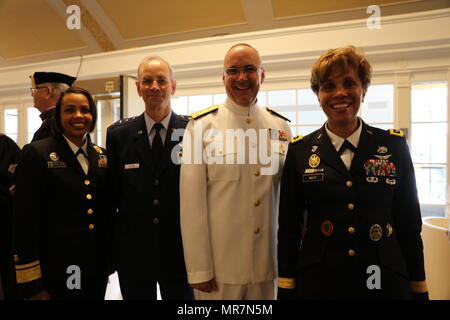 Da sinistra a destra: U.S. La sanità pubblica Chirurgo generale ammiraglio posteriore Sylvia Trent-Adams, U.S. Air Force Chirurgo generale Lt. Gen. Mark Ediger, U.S. Navy Chirurgo generale Vice Ammiraglio Forrest Faison, E DEGLI STATI UNITI Army Surgeon General Nadja West. Durante i servizi in uniforme Università di Scienze della Salute inizio esercizio il 20 maggio la laurea studenti di medicina recitato i loro rispettivi servizi di messa in servizio prestato giuramento, guidati individualmente da ciascuno del chirurgo generali. Foto Stock