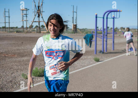 La Gioventù e Teen Center ha ospitato la tecnica BLAST COLOUR RUN 5K e l'America's Forze Armate Kids Fun run su a Holloman Air Force Base, N.M il 20 maggio 2017. Durante la corsa, i bambini più in giovane età eseguire un mezzo miglio, sette e otto anni eseguire un miglio e i figli più grandi di eseguire due miglia. (U.S. Air Force foto di Airman 1. Classe Ilyana A. Escalona) Foto Stock