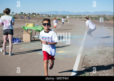 La Gioventù e Teen Center ha ospitato la tecnica BLAST COLOUR RUN 5K e l'America's Forze Armate Kids Fun run a Holloman Air Force Base, N.M il 20 maggio 2017. Durante la corsa, i bambini più in giovane età eseguire un mezzo miglio, sette e otto anni eseguire un miglio e i figli più grandi di eseguire due miglia. (U.S. Air Force foto di Airman 1. Classe Ilyana A. Escalona) Foto Stock