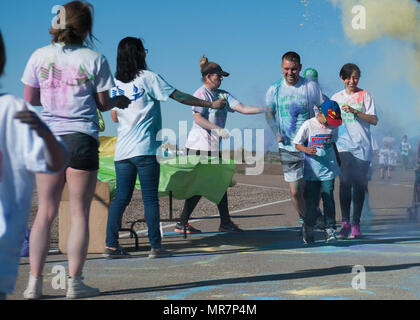 La Gioventù e Teen Center ha ospitato la tecnica BLAST COLOUR RUN 5K e l'America's Forze Armate Kids Fun run a Holloman Air Force Base, N.M il 20 maggio 2017. Durante la corsa, i bambini più in giovane età eseguire un mezzo miglio, sette e otto anni eseguire un miglio e i figli più grandi di eseguire due miglia. (U.S. Air Force foto di Airman 1. Classe Ilyana A. Escalona) Foto Stock