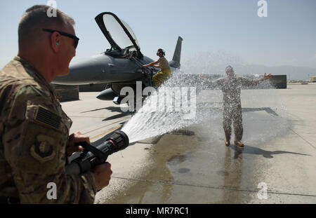 Master Chief Sgt. Peter Speen, capo del comando della 455th Air Expeditionary Wing, tubi flessibili verso il basso il Brig. Gen. Jim Sears a Bagram Airfield, Afghanistan, 22 maggio 2017. Sears, comandante della 455th AEW, condusse i suoi fini volo di Bagram Airfield. I fini di volo è un tempo onorato aviazione militare tradizione segnando l'ultimo volo di un comandante il tour. (U.S. Air Force photo by Staff Sgt. Benjamin Gonsier) Foto Stock