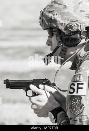 Tech. Sgt. Kyle Douglas, 91 delle forze di sicurezza gruppo NCO in carica della sicurezza fisica, si prepara a fuoco un M9 pistola a Camp Grafton, N.D., 4 maggio 2017. Il Global Strike Team Challenge ha sparato il M9 e M4 in una varietà di posizioni e di situazioni per prepararsi alla concorrenza. (U.S. Air Force foto/Senior Airman J.T. Armstrong) Foto Stock