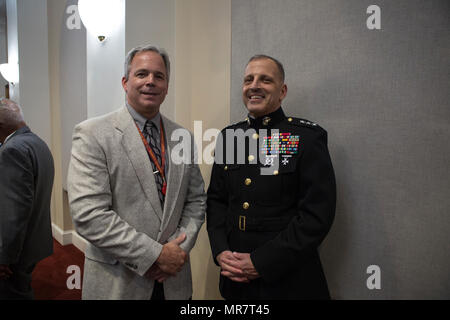 Robert D. Hogue, sinistra, consulente per il Comandante del Marine Corps, posa per una foto con gli Stati Uniti Marine Corps Lt. Gen. Michael G. Dana, destra, vice comandante, impianti e logistica, durante un ricevimento prima di una serata parade presso caserma marini Washington, Washington, 19 maggio 2017. Serata di sfilate vengono mantenuti come un mezzo di onorare gli alti funzionari, illustri cittadini e sostenitori del Marine Corps. (U.S. Marine Corps photo by Lance Cpl. Alex A. Quiles) Foto Stock