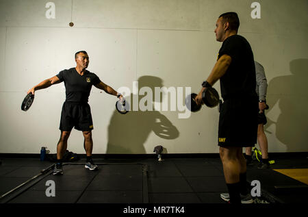 Sgt. 1. Classe Jason Lee, U.S. La riserva di esercito soldato da il duecentesimo della polizia militare di comando e un certificato Master Fitness Trainer, sollevare i pesi con un gruppo di soldati che partecipano in una performance di Terna programma organizzato da lui, ospitato su Fort Meade, Maryland, 12 maggio 2017. Le tre settimane di programma di fitness ha avuto luogo da maggio 5-25 per aiutare i soldati che non avevano l'esercito Fitness fisico o di prova era stata l esercito il grasso corporeo programma di composizione. Il camp incentrata sulla triade globale della salute: fisica, nutrizione e dormire, fornendo formazione e coaching personalizzato per Foto Stock