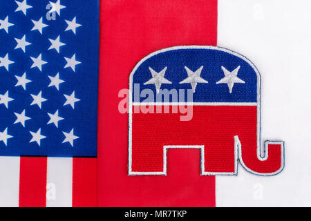 Patch GOP / Partito Repubblicano con bandiera Stars & Stripes. Per gli Stati Uniti di medio termine, elezioni presidenziali, primarie degli Stati Uniti, politica degli Stati Uniti, Repubblicani 2024 onda rossa. Foto Stock