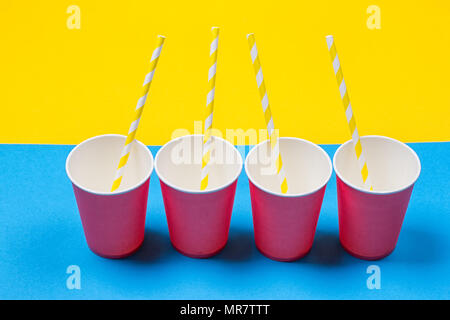 Cannucce colorate in plastica in tazza sfondo bianco, closeup isolato, tubi  monouso in vetro, tubi per bevande, cocktail, acqua, succo di frutta Foto  stock - Alamy