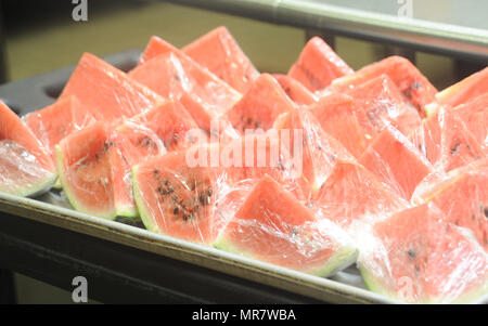 Un vassoio di appena avvolto anguria attende di essere portato alla linea di servizio 24 maggio 2017, a Kadena Air Base, Giappone. La frutta e la verdura fresca sono disponibili per i clienti al DIFAC oltre a che cosa è servito in linee principali. "Go Green" programma mira a evidenziare le diverse di calorie, grassi e proteine contenuti di molti alimenti disponibili presso la DFAC, consentendo ai membri del servizio di prendere decisioni più informate su alimenti che scegli. (U.S. Air Force foto di Senior Airman Quay Drawdy) Foto Stock