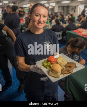 170520-N-FE442-029 GOLFO ARABICO (20 maggio 2017) Electronics Tecnico 1a classe Joanna Waugh serve una piastra per la Festa della Mamma la cena a bordo della portaerei USS George H.W. Bussola (CVN 77) (GHWB). GHWB è distribuito negli Stati Uniti Quinta Flotta area di operazioni a sostegno della sicurezza marittima operazioni destinate a rassicurare gli alleati e partner e preservare la libertà di navigazione e il libero flusso di commercio nella regione. (U.S. Foto di Marina di Massa lo specialista di comunicazione di terza classe Matlage Matt/rilasciato) Foto Stock