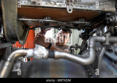 Senior Airman Eric Margoto esegue le operazioni di manutenzione sul motore di coda di una KC-10 Extender a base comuneGuire-Dix Mc-Lakehurst, New Jersey, il 24 maggio 2017. Guasto dei sistemi di rivelazione incendio nel motore di coda sono stati sostituiti. Foto Stock