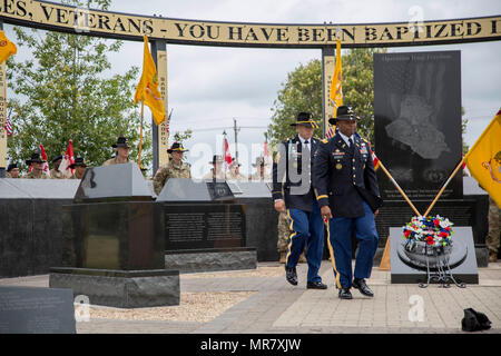 Col. Kevin D. Admiral, comandante del terzo reggimento di cavalleria, e il comando Sgt. Il Mag. Bryan Barker, 3° Cav. Regt. Il comando sergente maggiore, partecipare a una ghirlanda cerimonia al 3° Cav. Regt. Il memoriale di Fort Hood in Texas, 16 maggio 2017. La cerimonia si è svolta in onore di Sgt. Douglas Riney e tutti gli eroi caduti del reggimento. (U.S. Foto dell'esercito da Capt. Grazia Geiger) Foto Stock