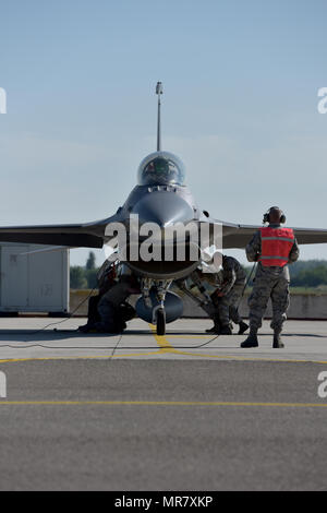 Carico di armi i membri dell'equipaggio assegnati alla Ohio Air National Guard il centottantesimo Fighter Wing, condurre una armi preflight ispezione prima di un allenamento sorite a Kecskemet Air Base in Ungheria, 25 maggio 2017. Otto F-16C Fighting Falcons dal centottantesimo Fighter Wing, Ohio Air National Guard, defunti durante le prime ore del mattino di maggio 20,in rotta per Kecskemet Air Base, Ungheria. Più di 150 aviatori da 180FW parteciperà in esercizio diffusore di carico 17 all'aria ungherese di base dal 22 maggio al 9 giugno 2017. Diffusore di carico è un ungherese Air Force-led, multinazionale battenti esercizio tra la NATO Foto Stock