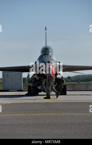 Carico di armi i membri dell'equipaggio assegnati alla Ohio Air National Guard il centottantesimo Fighter Wing, condurre una armi preflight ispezione prima di un allenamento sorite a Kecskemet Air Base in Ungheria, 25 maggio 2017. Otto F-16C Fighting Falcons dal centottantesimo Fighter Wing, Ohio Air National Guard, defunti durante le prime ore del mattino di maggio 20,in rotta per Kecskemet Air Base, Ungheria. Più di 150 aviatori da 180FW parteciperà in esercizio diffusore di carico 17 all'aria ungherese di base dal 22 maggio al 9 giugno 2017. Diffusore di carico è un ungherese Air Force-led, multinazionale battenti esercizio tra la NATO Foto Stock