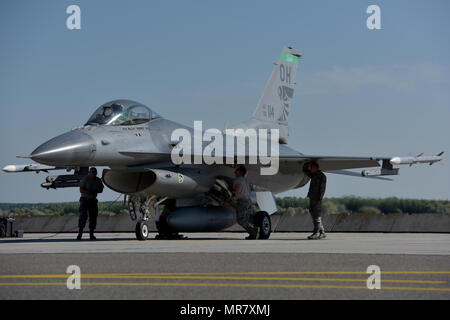 Carico di armi i membri dell'equipaggio assegnati alla Ohio Air National Guard il centottantesimo Fighter Wing, condurre una armi preflight ispezione prima di un allenamento sorite a Kecskemet Air Base in Ungheria, 25 maggio 2017. Otto F-16C Fighting Falcons dal centottantesimo Fighter Wing, Ohio Air National Guard, defunti durante le prime ore del mattino di maggio 20,in rotta per Kecskemet Air Base, Ungheria. Più di 150 aviatori da 180FW parteciperà in esercizio diffusore di carico 17 all'aria ungherese di base dal 22 maggio al 9 giugno 2017. Diffusore di carico è un ungherese Air Force-led, multinazionale battenti esercizio tra la NATO Foto Stock