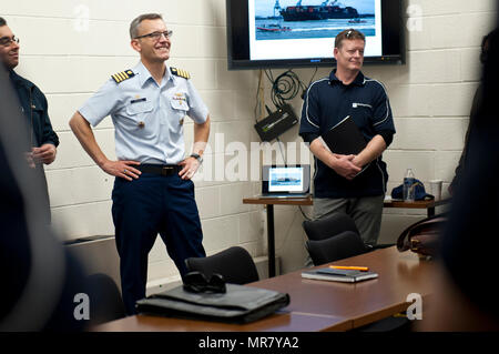 La guardia costiera della CPT. Richard Wester, comandante del settore Hampton Roads a Portsmouth, Virginia, accoglie studenti da Queensland University of Technology di Brisbane, Queensland, Australia, durante il loro tour del settore Maggio 25, 2017. Durante la sessione di domande e risposte, QUT studenti Wester ha chiesto circa la struttura del settore Hampton Roads e su come la protezione di litorale collabora con enti locali, statali e federali. (U.S. Coast Guard foto di Sottufficiali di terza classe Corinne Zilnicki/rilasciato) Foto Stock