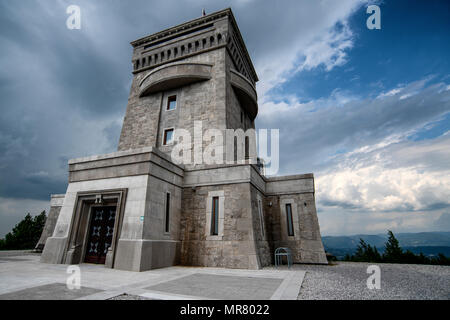 Il Cerje monumento, un memoriale per i difensori della patria slovena sorge sulla collina Cerje sul bordo occidentale del Carso. Foto Stock