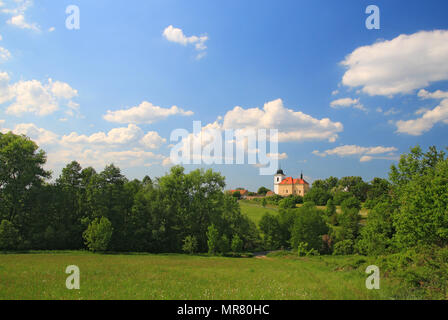 In estate la natura con la chiesa sulla collina, tipica campagna ceca Foto Stock