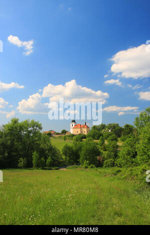 In estate la natura con la chiesa sulla collina, tipica campagna ceca Foto Stock