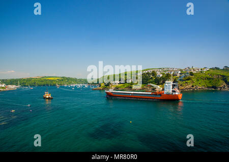 108mtr lungo carico nave "signora Christina' rende il modo attraverso l'acqua profonda estuario a Fowey in Cornovaglia. Foto Stock