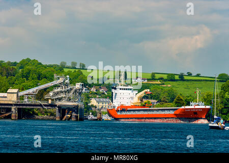 108mtr lungo carico nave "signora Christina' rende il modo attraverso l'acqua profonda estuario a Fowey in Cornovaglia. Foto Stock