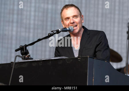 Stuart Murdoch, cantante e cantautore di belle e Sebastian. Stuart Murdoch live, Stuart Murdoch sul palco. Foto Stock