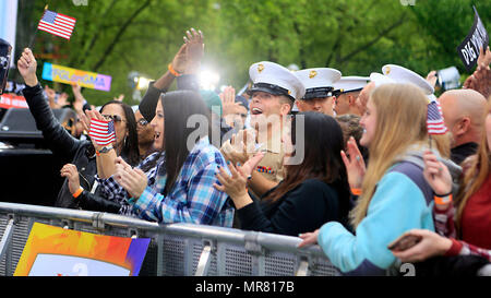 Marines allegria durante "Good Morning America concerto estivo della serie" come parte della flotta settimana New York 2017, 26 maggio 2017. I membri del servizio sono stati anteriore e il centro come artisti Nelly e Florida Georgia la linea ha tenuto un concerto a Central Park. (U.S. Marine Corps foto di Sgt. Gabby Petticrew) Foto Stock