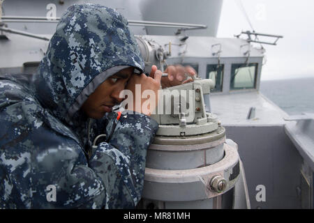 170525-N-ZW825-206 Phuket, Tailandia (25 maggio 2017) Intendente di terza classe Raul Santopieve, a Cordova, Tennessee nativo, cuscinetti prende a bordo Arleigh Burke-class guidato-missile destroyer USS Sterett (DDG 104) come la nave si prepara a discostarsi dalla Thailandia per partecipare in esercizio mare Guardian 2017. Sterett è parte della superficie Sterett-Dewey Action Group ed è il terzo gruppo di distribuzione che operano sotto il comando ed il controllo costrutto denominato 3a flotta in avanti. Stati Uniti 3a flotta operante in avanti offre opzioni aggiuntive per la flotta del Pacifico commander sfruttando le capacità del 3° e 7° F Foto Stock