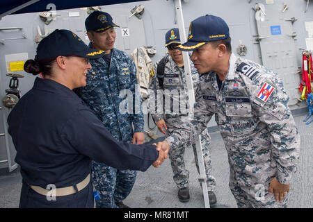 170525-N-ZW825-157 sul Mare del Sud della Cina (25 maggio 2017) della Cmdr. Claudine Caluori, comandante della Arleigh Burke-class guidato-missile destroyer USS Sterett (DDG 104), accoglie a bordo di Royal Thai navy marinai durante un trasferimento di personale a sostegno di esercitare il custode del mare. Sterett è parte della superficie Sterett-Dewey Action Group ed è il terzo gruppo di distribuzione che operano sotto il comando ed il controllo costrutto denominato 3a flotta in avanti. (U.S. Foto di Marina di Massa lo specialista di comunicazione 1a classe Byron C. Linder/rilasciato) Foto Stock