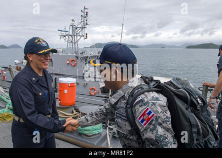 170525-N-ZW825-124 sul Mare del Sud della Cina (25 maggio 2017) della Cmdr. Claudine Caluori, comandante della Arleigh Burke-class guidato-missile destroyer USS Sterett (DDG 104), accoglie a bordo di Royal Thai navy Capt. Jiramet Sanitwong durante un trasferimento di personale a sostegno di esercitare il custode del mare. Sterett è parte della superficie Sterett-Dewey Action Group ed è il terzo gruppo di distribuzione che operano sotto il comando ed il controllo costrutto denominato 3a flotta in avanti. (U.S. Foto di Marina di Massa lo specialista di comunicazione 1a classe Byron C. Linder/rilasciato) Foto Stock