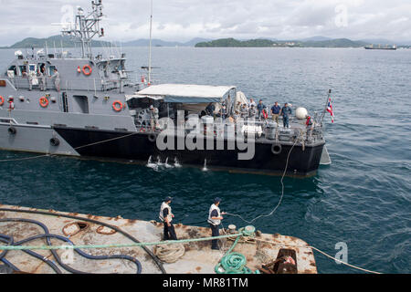 170525-N-ZW825-031 Phuket, Tailandia (25 maggio 2017) Marina Militare tailandese motovedetta HTMS Tor (T.113) si prepara a moor a fianco di una chiatta attaccato al Arleigh Burke-class guidato-missile destroyer USS Sterett (DDG 104) per effettuare un trasferimento di personale in anticipo di Sterett la partecipazione dell esercizio mare Guardian 2017. Sterett è parte della superficie Sterett-Dewey Action Group ed è il terzo gruppo di distribuzione che operano sotto il comando ed il controllo costrutto denominato 3a flotta in avanti. Stati Uniti 3a flotta operante in avanti offre opzioni aggiuntive per la flotta del Pacifico commander sfruttando le capacità o Foto Stock