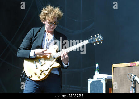 Hugh Harris, il chitarrista dei The Kooks, live sul palco. Il chitarrista Kooks, Hugh Harris eseguendo, The Kooks in concerto. Foto Stock