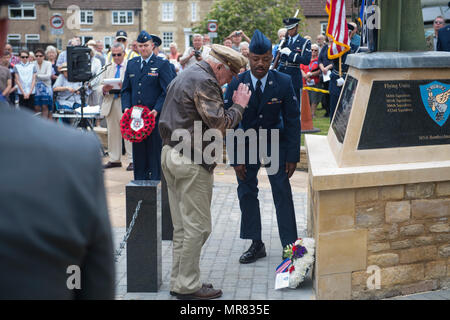 Douglas Ward, 305Gruppo di bombardamento veterano, saluta una corona al memoriale del 305BG in Chelveston, in Inghilterra il 27 maggio. Ward volò il 20 missioni di combattimento dall'aviosuperficie Chelveston durante la Seconda Guerra Mondiale. (U.S. Air Force foto di Senior Airman Joshua King) Foto Stock