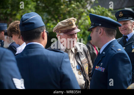 305bombardamento veterano gruppo Douglas Ward, parla agli attuali avieri del 305Aria Mobilità ala ad una cerimonia di riconsacrazione del 305BG memorial Chelveston in Inghilterra, 27 maggio. La 305BG trasformato in la 305AMW dopo la Seconda Guerra Mondiale. (U.S. Air Force foto di Senior Airman Joshua re). Foto Stock