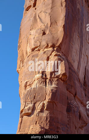 Rocciatore sulla torre di Babele in Arches National Park nello Utah Foto Stock