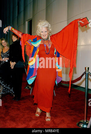 Sally Kirkland arrivando alla premiere di ' Frida ' al County Museum of Art Theatre di Los Angeles. Ottobre 14, 2002. KirklandSally25 Red Carpet Event, verticale, STATI UNITI D'AMERICA, industria cinematografica, celebrità, fotografia, Bestof, arte cultura e intrattenimento, Topix celebrità moda / Verticale, meglio di, evento nella vita di Hollywood - California, moquette rossa e dietro le quinte, USA, industria cinematografica, celebrità, movie celebrità, personaggi televisivi, musica celebrità, fotografia, Bestof, arte cultura e intrattenimento, Topix, verticale, una persona, dall'anno , 2002, inchiesta tsuni@Gamma-USA.com moda - Foto Stock