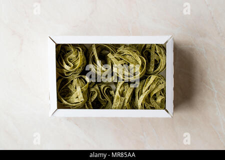 Italian pasta fettuccine spinaci nel Box / tagliatelle. I cibi tradizionali. Foto Stock