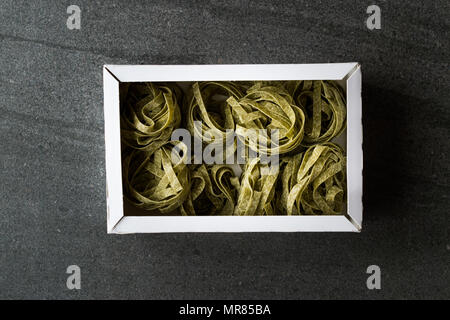 Italian pasta fettuccine spinaci nel Box / tagliatelle. I cibi tradizionali. Foto Stock