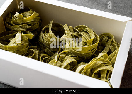 Italian pasta fettuccine spinaci nel Box / tagliatelle. I cibi tradizionali. Foto Stock