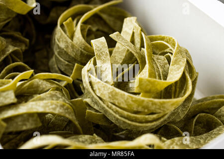 Italian pasta fettuccine spinaci nel Box / tagliatelle. I cibi tradizionali. Foto Stock