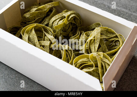 Italian pasta fettuccine spinaci nel Box / tagliatelle. I cibi tradizionali. Foto Stock