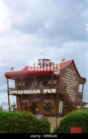 Pub Ettamogah un australiano cartoon fatto reale. Nei pressi di Albury, NSW, Australia. Commedia edificio con auto sul tetto e altre particolarità. Foto Stock