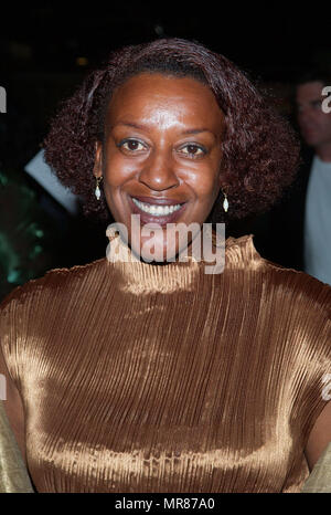 CCH Pounder arrivando a lo stato del sole premiere al Pacific Design Center di Los Angeles. Giugno 18, 2002. PounderCCH11 Red Carpet Event, verticale, STATI UNITI D'AMERICA, industria cinematografica, celebrità, fotografia, Bestof, arte cultura e intrattenimento, Topix celebrità moda / Verticale, meglio di, evento nella vita di Hollywood - California, moquette rossa e dietro le quinte, USA, industria cinematografica, celebrità, movie celebrità, personaggi televisivi, musica celebrità, fotografia, Bestof, arte cultura e intrattenimento, Topix, headshot, verticale, una persona, dall'anno , 2002, inchiesta tsuni@Gamma-USA.com Foto Stock