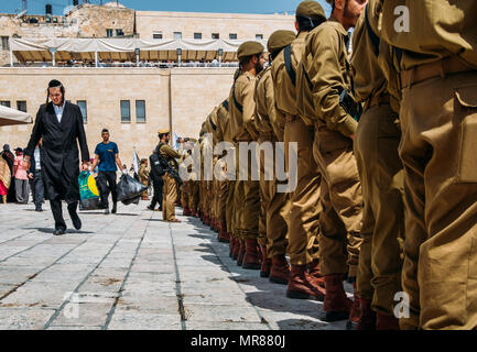 Gerusalemme, Israele - 12 Aprile 2018: Junior militari israeliani soldati in uniforme di rendere omaggio a Gerusalemme il Muro del pianto per la Città Vecchia. Un ultra- Foto Stock