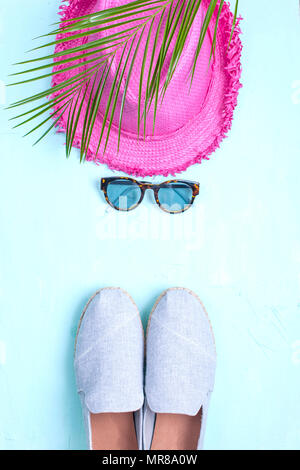 Piatti creativi laici stile di moda , Occhiali da sole , scarpe, ramo di palma e scarpe Foto Stock