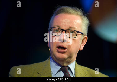 Michael Gove MP, Segretario di Stato per l'ambiente, dell'alimentazione e gli affari rurali parlando a Hay Festival 2018, Hay on Wye, Powys, Wales, Regno Unito Foto Stock