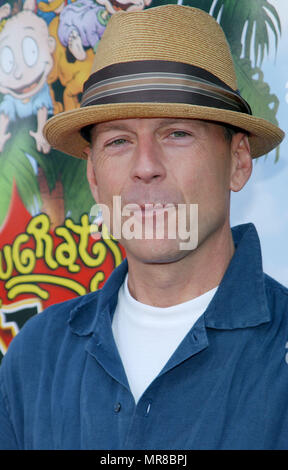 Bruce Willis al ' Rugrats Go Wild Premiere ' presso il Dome Glossari Affini a Los Angeles. Giugno 1, 2003.WillisBruce043 Red Carpet Event, verticale, STATI UNITI D'AMERICA, industria cinematografica, celebrità, fotografia, Bestof, arte cultura e intrattenimento, Topix celebrità moda / Verticale, meglio di, evento nella vita di Hollywood - California, moquette rossa e dietro le quinte, USA, industria cinematografica, celebrità, movie celebrità, personaggi televisivi, musica celebrità, fotografia, Bestof, arte cultura e intrattenimento, Topix, headshot, verticale, una persona, dall'anno , 2003, inchiesta tsuni@Gamma-USA.com Foto Stock