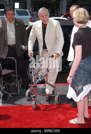 Ricardo Montalban arrivando alla Spy Kids 2: l'isola dei sogni perduti premiere al Chinese Theatre di Los Angeles. Luglio 26, 2002. MontalbanRicardo03 Red Carpet Event, verticale, STATI UNITI D'AMERICA, industria cinematografica, celebrità, fotografia, Bestof, arte cultura e intrattenimento, Topix celebrità moda / Verticale, meglio di, evento nella vita di Hollywood - California, moquette rossa e dietro le quinte, USA, industria cinematografica, celebrità, movie celebrità, personaggi televisivi, musica celebrità, fotografia, Bestof, arte cultura e intrattenimento, Topix, verticale, una persona, dall'anno , 2002, inchiesta tsuni@Gamma-STATI UNITI D'AMERICA. Foto Stock