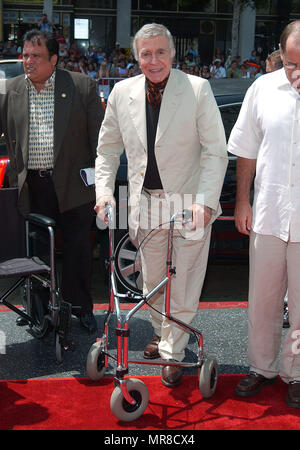 Ricardo Montalban arrivando alla Spy Kids 2: l'isola dei sogni perduti premiere al Chinese Theatre di Los Angeles. Luglio 26, 2002. MontalbanRicardo06 Red Carpet Event, verticale, STATI UNITI D'AMERICA, industria cinematografica, celebrità, fotografia, Bestof, arte cultura e intrattenimento, Topix celebrità moda / Verticale, meglio di, evento nella vita di Hollywood - California, moquette rossa e dietro le quinte, USA, industria cinematografica, celebrità, movie celebrità, personaggi televisivi, musica celebrità, fotografia, Bestof, arte cultura e intrattenimento, Topix, verticale, una persona, dall'anno , 2002, inchiesta tsuni@Gamma-STATI UNITI D'AMERICA. Foto Stock