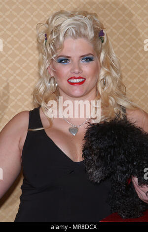 Anna Nicole Smith al 'ncta - nazionale di televisione via cavo' Associazione al Ritz Carlton a Pasadena in Los Angeles. Luglio 9, 2002. SmithAnnaNicole12 Red Carpet Event, verticale, STATI UNITI D'AMERICA, industria cinematografica, celebrità, fotografia, Bestof, arte cultura e intrattenimento, Topix celebrità moda / Verticale, meglio di, evento nella vita di Hollywood - California, moquette rossa e dietro le quinte, USA, industria cinematografica, celebrità, movie celebrità, personaggi televisivi, musica celebrità, fotografia, Bestof, arte cultura e intrattenimento, Topix, headshot, verticale, una persona, dall'anno , 2002, inchiesta tsuni@G Foto Stock