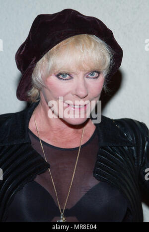 Elke Sommer arrivando a Norby's Walters xxi Pre-Holiday annuale festa di Natale presso i Frati Club di Los Angeles. Il 24 novembre 2002. SommerElke59 Red Carpet Event, verticale, STATI UNITI D'AMERICA, industria cinematografica, celebrità, fotografia, Bestof, arte cultura e intrattenimento, Topix celebrità moda / Verticale, meglio di, evento nella vita di Hollywood - California, moquette rossa e dietro le quinte, USA, industria cinematografica, celebrità, movie celebrità, personaggi televisivi, musica celebrità, fotografia, Bestof, arte cultura e intrattenimento, Topix, headshot, verticale, una persona, dall'anno , 2002, inchiesta tsuni@Gam Foto Stock